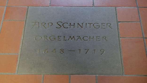 Bodenplatte zur Erinnerung an Arp Schnitger in der St Pankratius-Kirche