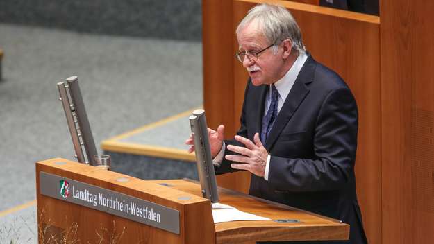 Hans Leyendecker hält beim Festakt im Düsseldorfer Landtag zum 500. Reformationsjubiläum eine Rede
