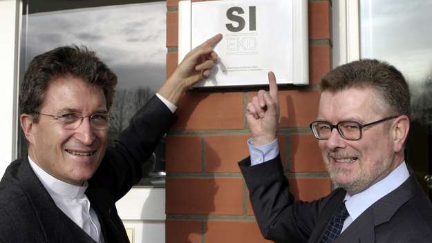 Die Eröffnung des Sozialwissenschaftlichen Instituts der EKD im Jahr 2005: Gründungsdirektor Gerhard Wegner (rechts) und der damalige EKD-Ratsvorsitzende Wolfgang Huber