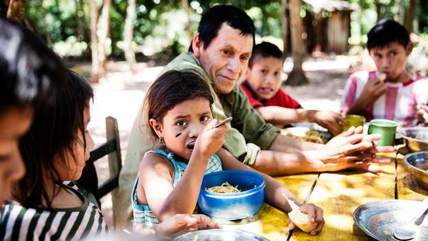 Paraguay: Die Kinder von Juan Carlos Duarte beim Essen