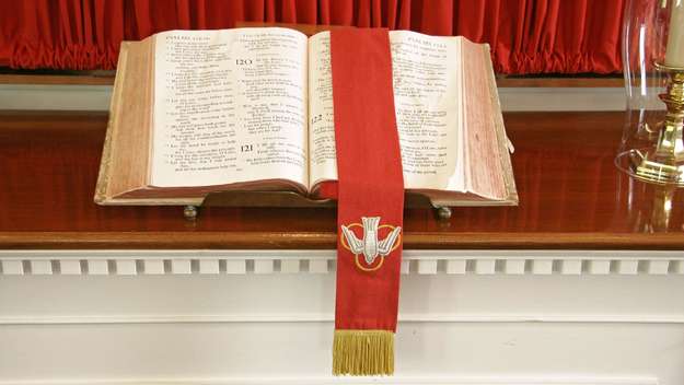 Bibel mit Antependium zu Pfingsten in der Kirche der Presbyterian Church in Northfield, Cleveland, Ohio