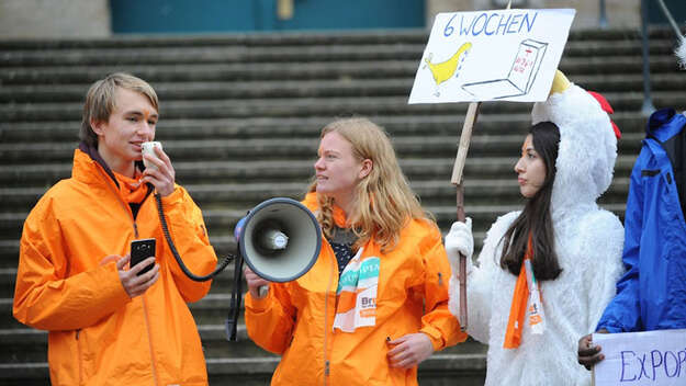 Sven Dörfel zusammen mit anderen jungen Menschen bei einer Aktion für den Klimaschutz.