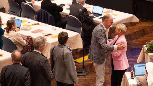 Landesbischof Ralf Meister (Hannover) gratuliert Kirsten Fehrs