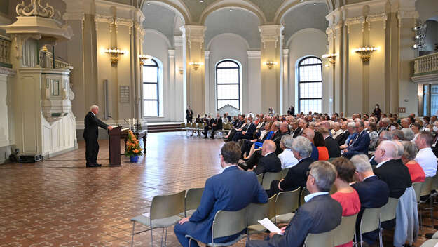 Bundespraesident Frank-Walter Steinmeier spricht am 26.08.2022 in der Berliner Franzoesischen Friedrichstadtkirche waehrend des Festakts fuer Wolfgang Huber. Mit Andacht, Festakt und Empfang wuerdigt die evangelische Kirche den frueheren Berliner Bis​chof