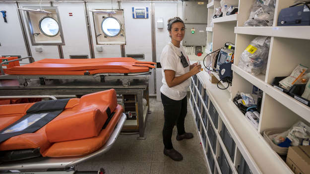 Barbara Deck, Krankenschwester und Koordinatorin von MSF, in der Klinik auf der 