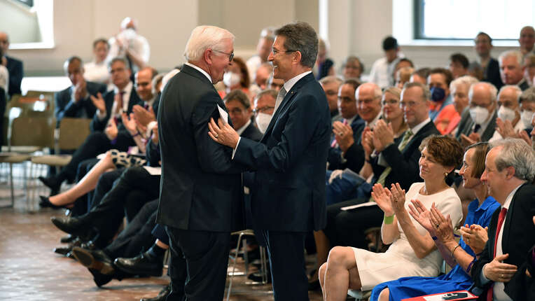 Bundespraesident Frank-Walter Steinmeier (l) beglueckwuenscht am 26.08.2022 in der Berliner Franzoesischen Friedrichstadtkirche Wolfgang Huber waehrend des Festakts zu dessen 80. Geburtstag. 