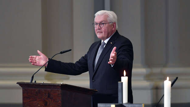 Bundespraesident Frank-Walter Steinmeier spricht am 26.08.2022 in der Berliner Franzoesischen Friedrichstadtkirche waehrend des Festakts fuer Wolfgang Huber. 