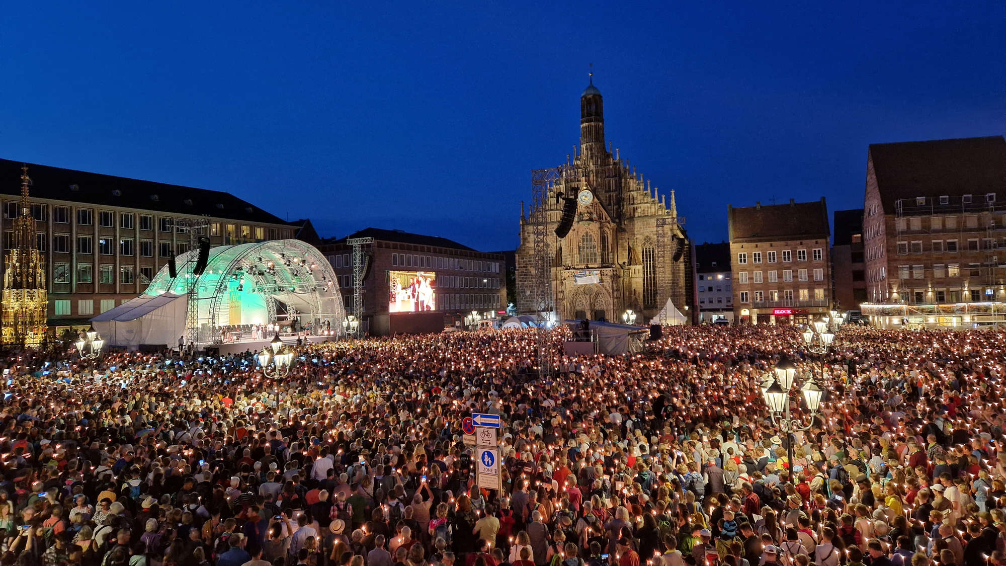 Besucher beim Kirchentag in Nürnberg finden sich zum Abendgebet ein.